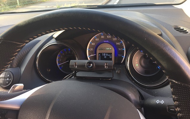 本体サイズは92×24×46mmとコンパクトなので、設置しても運転の妨げにはならない。赤外線対応なので夜間やサングラス着用時でも検知できる（画像は公式Webサイトより）