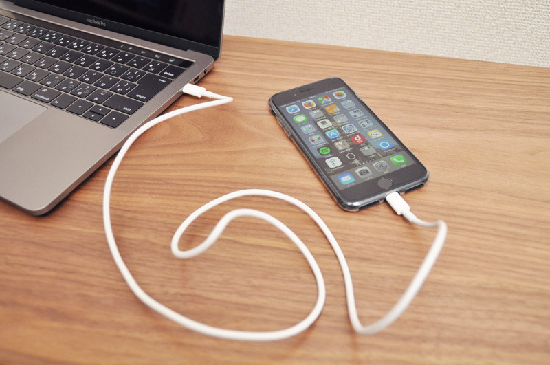 アップル純正のアクセサリー、USB-C to Lightning Cableを使ってiPhoneと接続