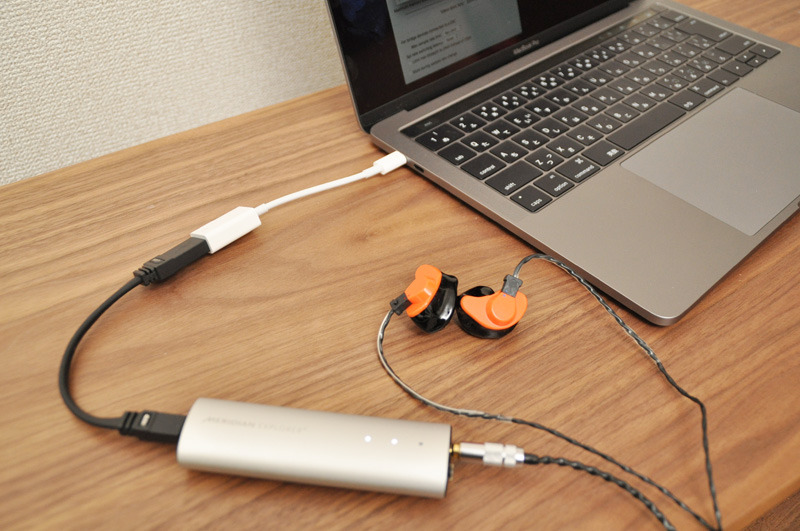 外部オーディオ機器とUSB-C to USB Adapterを介して接続