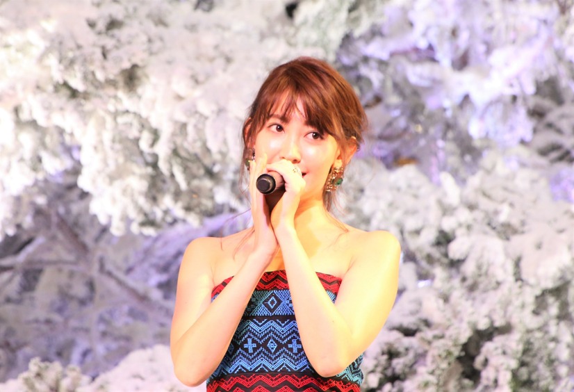 「WHITE KITTE」WHITE Treeライトアップセレモニーに登場した小嶋陽菜