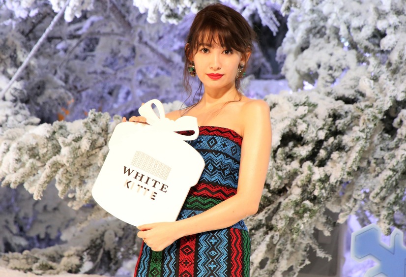 「WHITE KITTE」WHITE Treeライトアップセレモニーに登場した小嶋陽菜