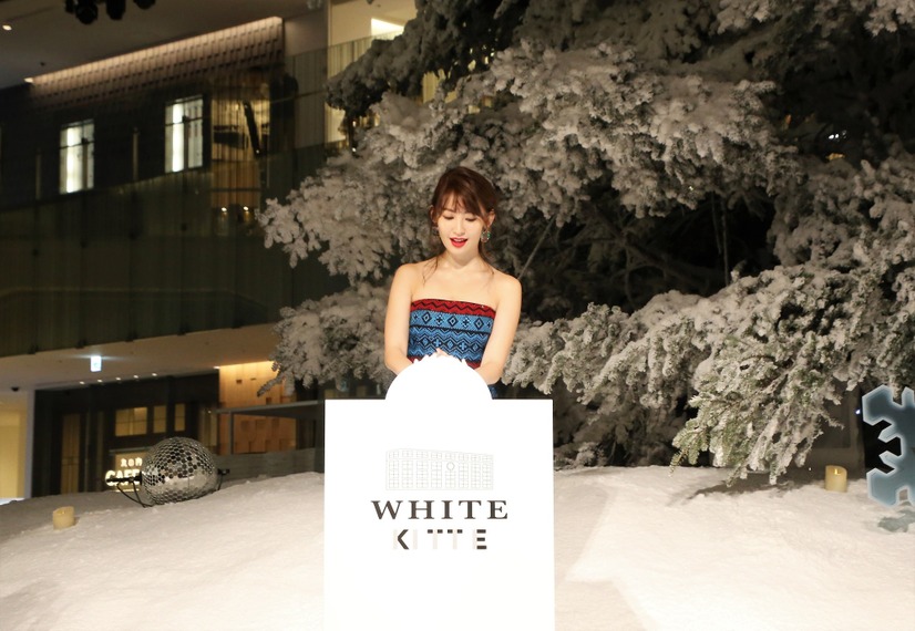 小嶋陽菜の合図で音楽とともにWHITE Treeがライトアップ