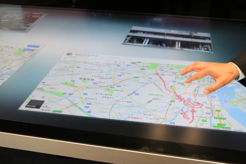 操作系は、民生用のタブレット端末と同じように直感的に使えるタッチパネル式を採用。移動やコピー、レイアウト変更も自由自在に行える（撮影：防犯システム取材班）