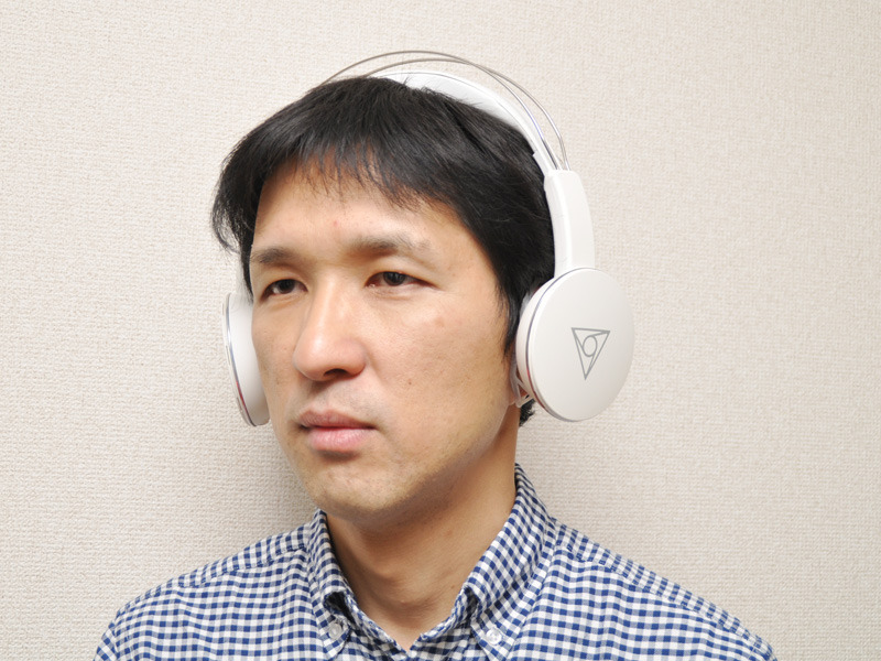 ヘッドホンを装着してみた。ややハウジングが前に傾いた独特のデザイン
