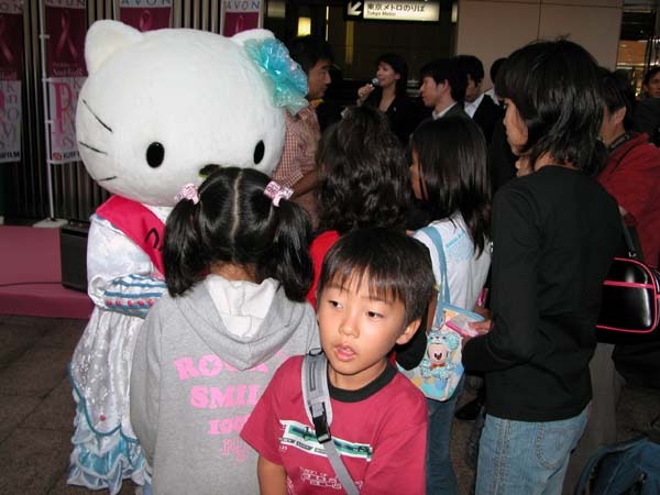 子供達に大人気のキティーちゃん。10月1日は都民の日で学校が休みとあって、子供達の姿も目立った