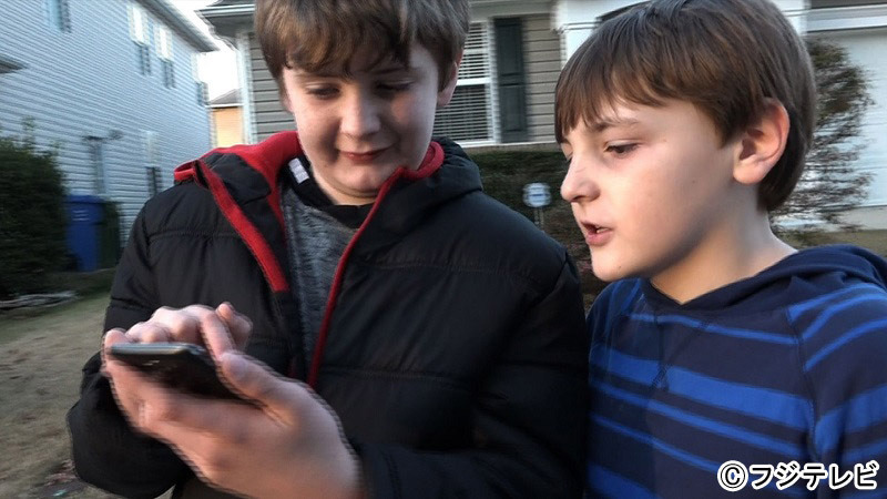 コミュニケーション障害で引きこもっていた少年（向かって左側）は「ポケモンGO」をプレイする事で外出して友達を作るようになった