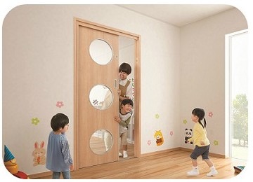 「おもいやりキッズドア」は幼稚園・保育施設向けに、子供がドアを操作したりドアにぶつかった場合でもケガをしにくいよう配慮されている（画像はプレスリリースより）