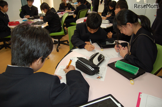 ワークシートに記入する生徒
