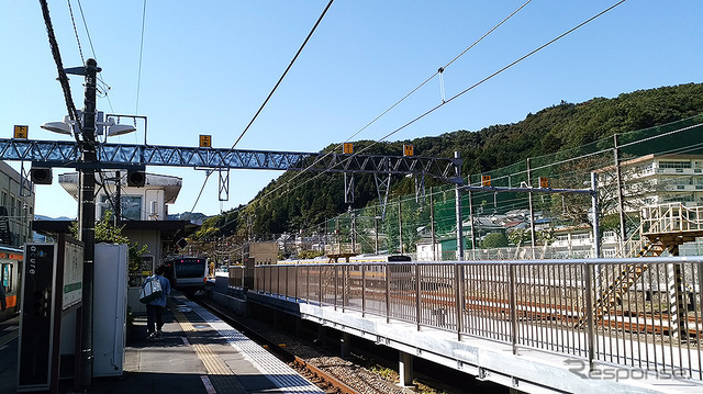 青梅駅の山側に出現した新ホーム（写真右）