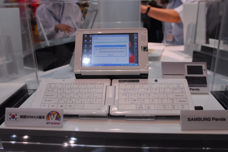 サムスンのUMPC「Panda」。キーボードが折りたためるのが特徴だ