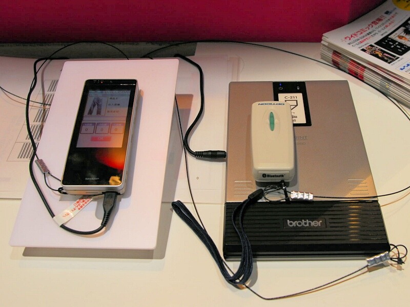 　WIRELESS JAPAN 2008のウィルコムブースでは、スマートフォン「WILLCOM 03」やUMPC「WILLCOM D4」などの端末を展示し、誰でも触れるようになっている。
