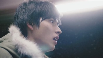 山崎賢人、飯豊まりえを後ろからハグ「お前が好きだ……」