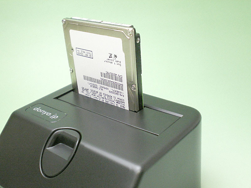 2.5型SATA HDD差し込みイメージ