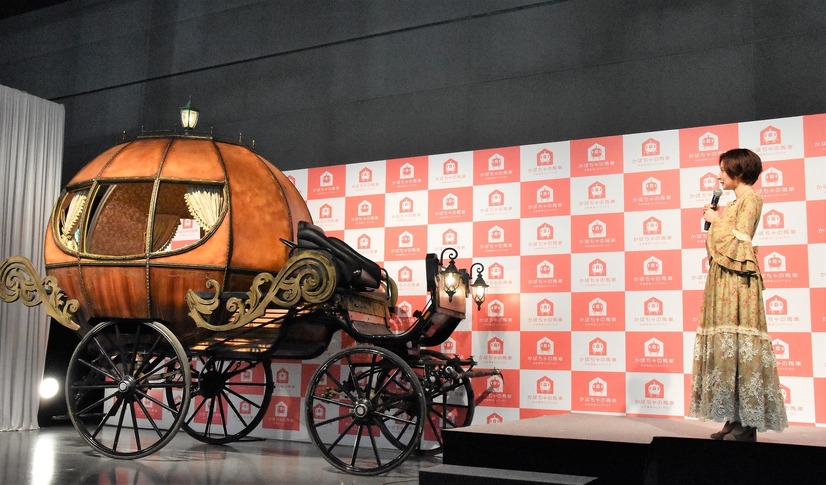 CMで実際に使用したかぼちゃの馬車もお披露目
