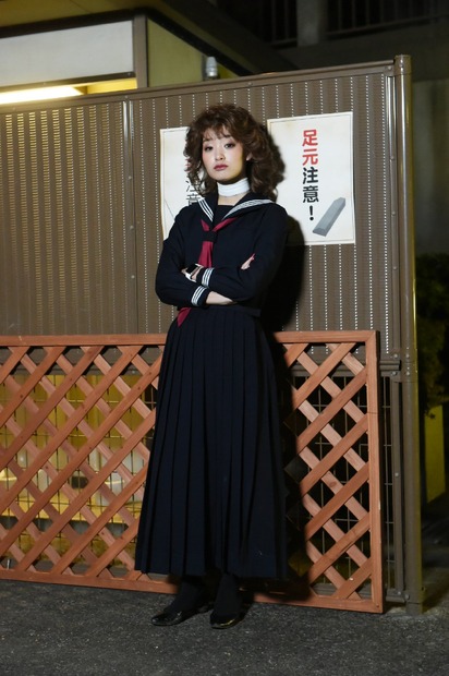 剛力彩芽、ロングヘアのセーラー服コスプレを披露