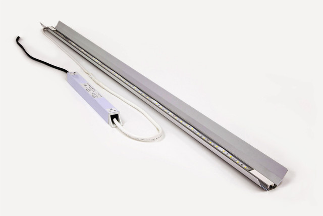 製品寸法は1,100×70×30mm。定格電圧はAC100／200V（50／60Hz）、設計寿命は40,000時間。消費電力は蛍光灯の約3分の1と省電力になっている（画像はプレスリリースより）