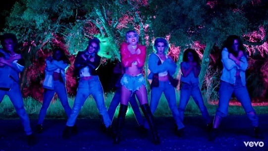 レディー・ガガ、新曲MVはセクシー・ワイルド・クレイジー！