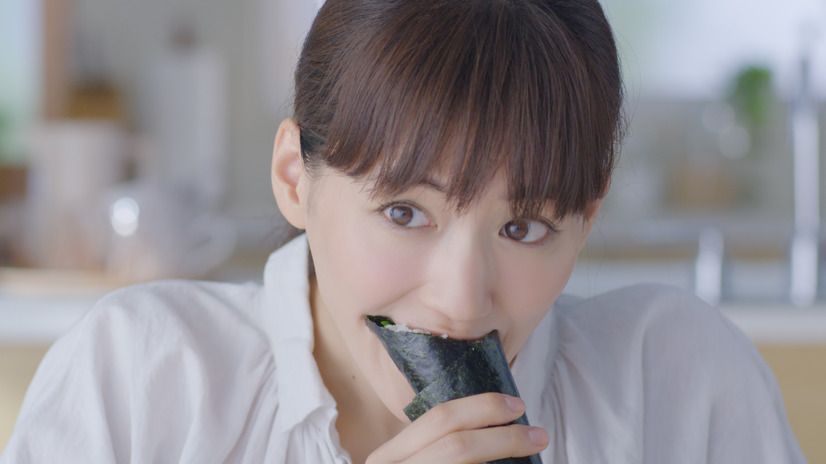 綾瀬はるか、CMで“んま～っ！”顔披露