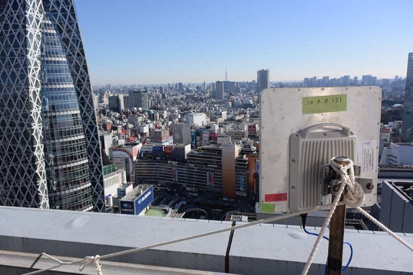 画像送受信検証として、仮設、移動式のアンテナを同大学に設置して、新宿区役所へ送信している様子（画像はプレスリリースより）