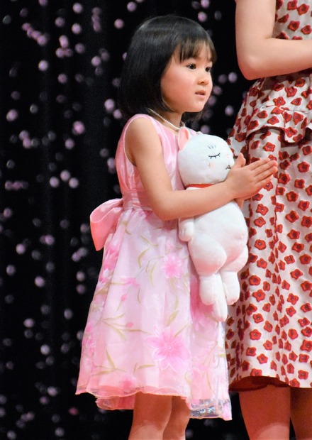 川本家の猫・シロちゃんのぬいぐるみを抱いて登壇した新津ちせ