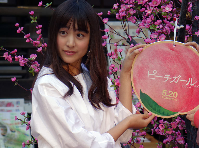 山本美月、伊野尾慧の美脚を美白モードで激写！