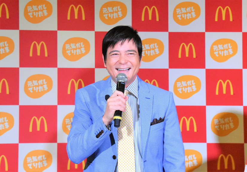 川平慈英が日本マクドナルドの“元気だしてりたま”商品発表会にテンション高く登場（撮影：non）