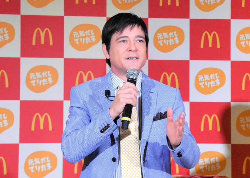 川平慈英が日本マクドナルドの“元気だしてりたま”商品発表会に登場（撮影：non）