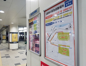 京急川崎駅に掲出されている実際の案内図(画像はプレスリリースより)