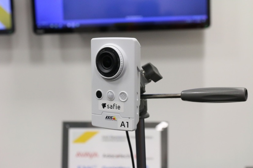 今回新たに対応した機種の1つである「AXIS M1065-L/LW」。人感センサーや赤外線照明を搭載していおり、マーケティング活用から営業時間外の店舗の防犯監視などにも活用することができる（撮影：防犯システム取材班）