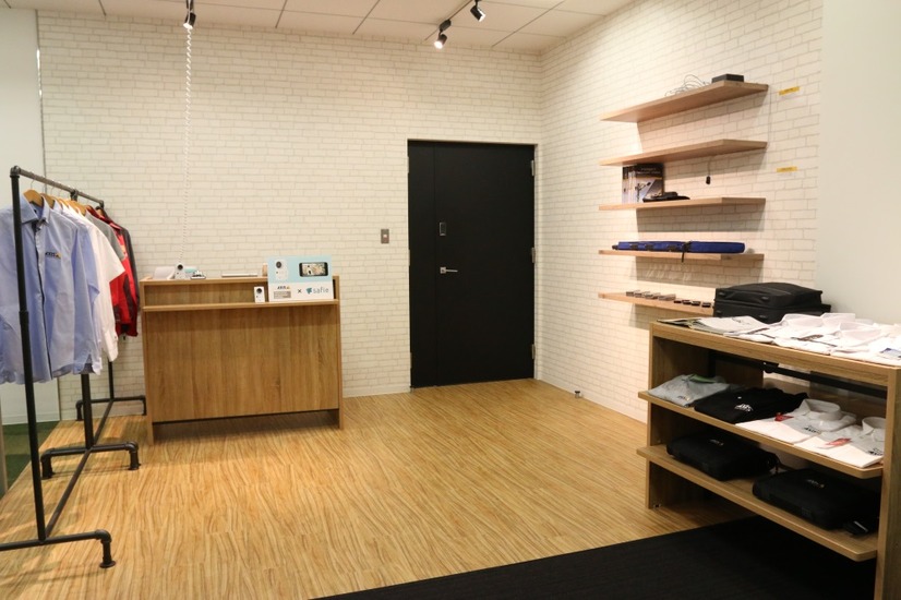アパレル店への設置をイメージした展示。レジ周りや売り場の防犯監視から、店舗全体の動線把握など、クラウドを活用した「safie PRO」なら、複数のカメラや複数店舗の映像をまとめて遠隔管理することができる（撮影：防犯システム取材班）