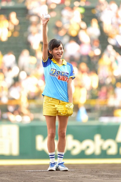 甲子園で始球式に登場した小島瑠璃子