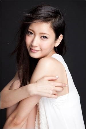 菜々緒のドレスが一瞬でミニスカートに！ストッキングCMで美脚披露