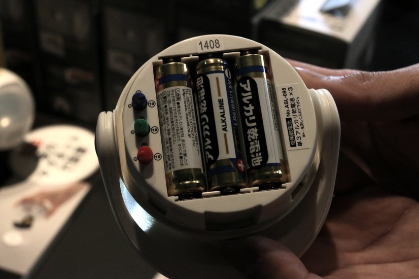 電池は単3形アルカリ乾電池3本で駆動する。なお、背面にある電池ボックス内には、ツマミがあり、そこを回すことで調光・調色が行える（撮影：防犯システム取材班）