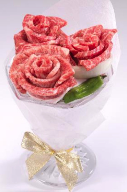 祝いの席にピッタリ！牛角が「肉ケーキ」「肉ブーケ」を発売