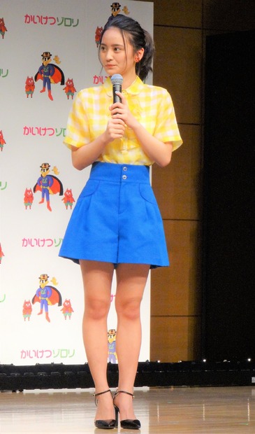 岡田結実は黄色と青のゾロリファッションで登場