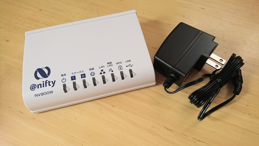 「スマートサーブ」に申し込んで自宅に届いた主な機器一式。基本的にサービスアダプターと電源ケーブル、LANケーブルさえあれば、悩まずに設置することができる（撮影：防犯システム取材班）