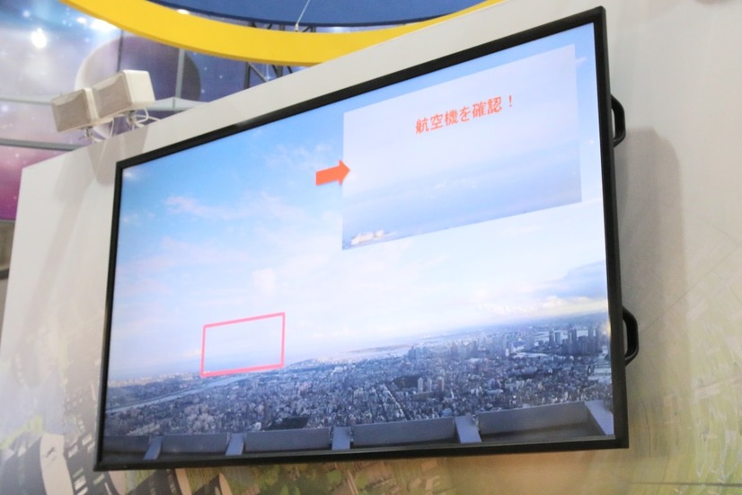 拡大されてもまだ分かりにくいような映像でも、4KとAIを活用することで検知可能とのこと（撮影：防犯システム取材班）