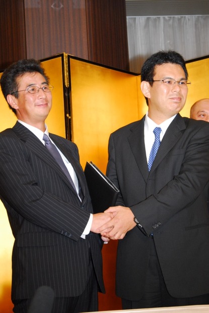 （左）アッカ・ネットワークス代表取締役社長の須山勇氏（右）イー・アクセス代表取締役社長の深田浩仁氏