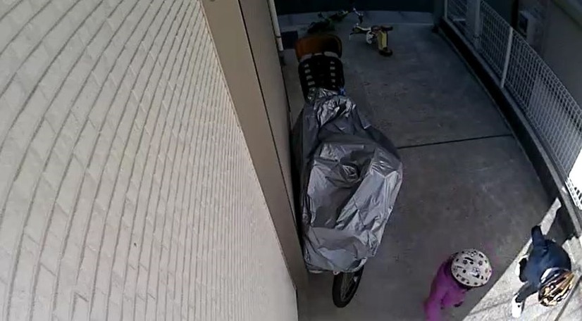 設置後の撮影映像。駐車場の入口から電動自転車の置き場所までの動線を撮影する意図で取り付けた（撮影：防犯システム取材班）
