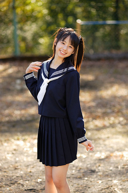 セーラー服姿の主演・小池里奈