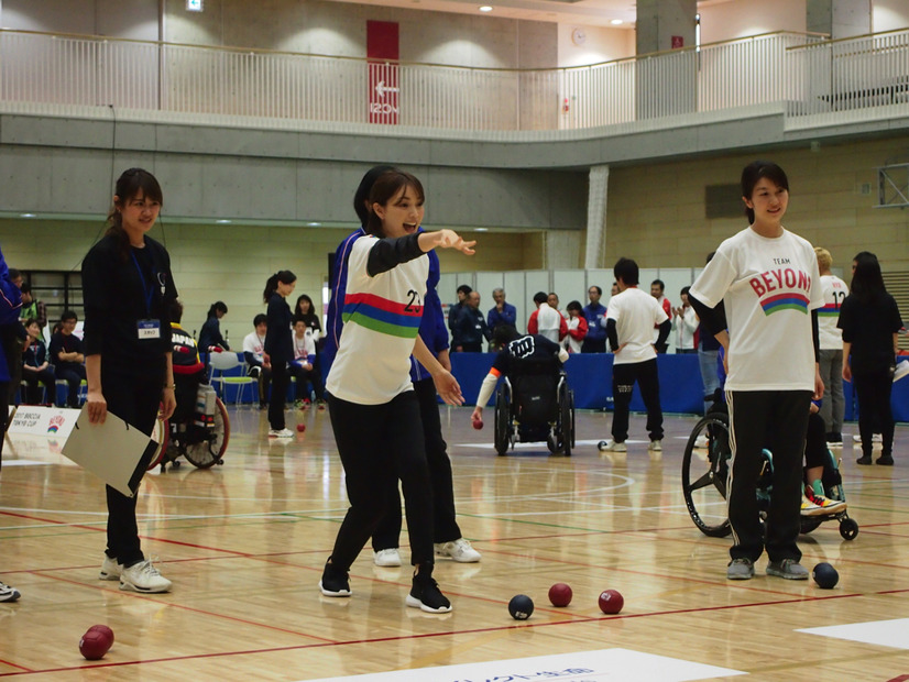 ロンブー田村と蛯原友里がパラリンピックの正式種目・ボッチャに挑戦！