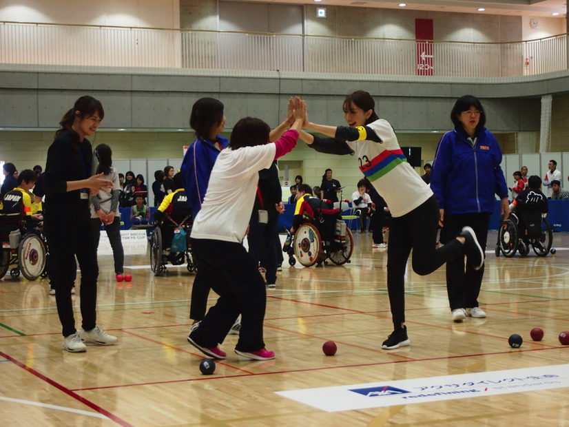 ロンブー田村と蛯原友里がパラリンピックの正式種目・ボッチャに挑戦！