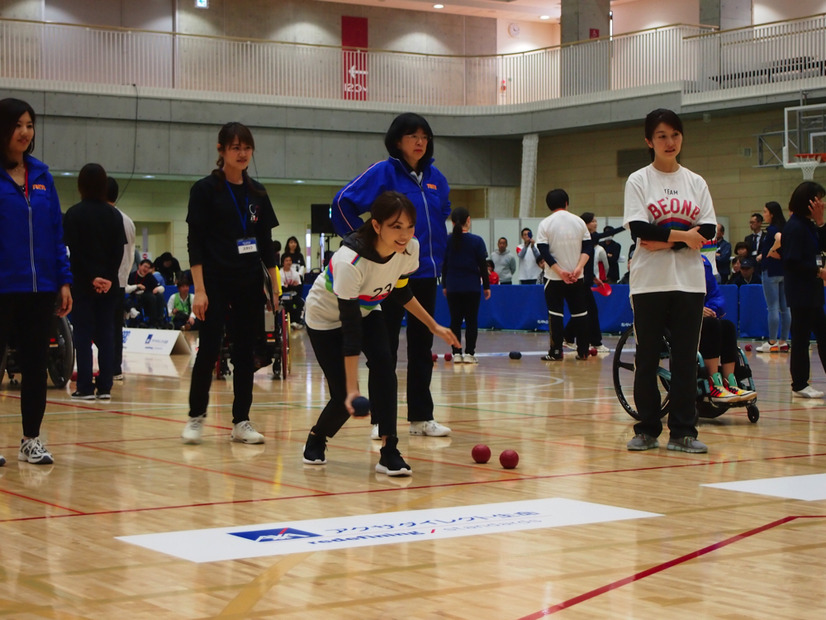 ロンブー田村と蛯原友里がパラリンピックの正式種目・ボッチャに挑戦！