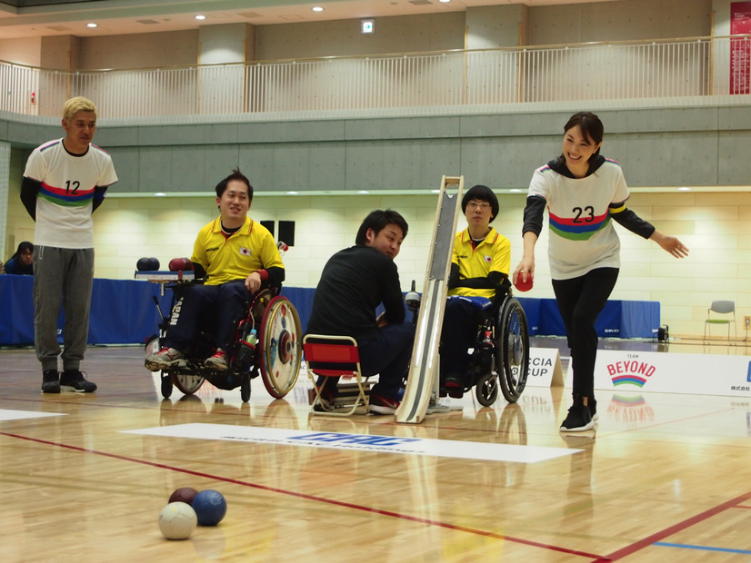 ロンブー田村と蛯原友里がパラリンピックの正式種目・ボッチャに挑戦！