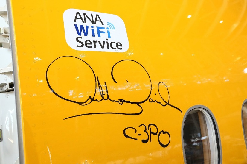 ANA、特別塗装機「C-3PO ANA JET」公開！アンソニー・ダニエルズも登場