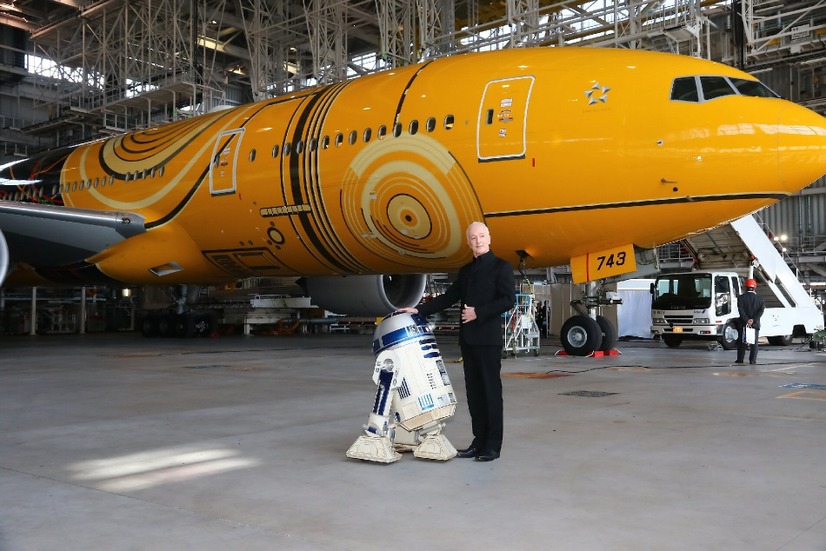 ANA、特別塗装機「C-3PO ANA JET」公開！アンソニー・ダニエルズも登場