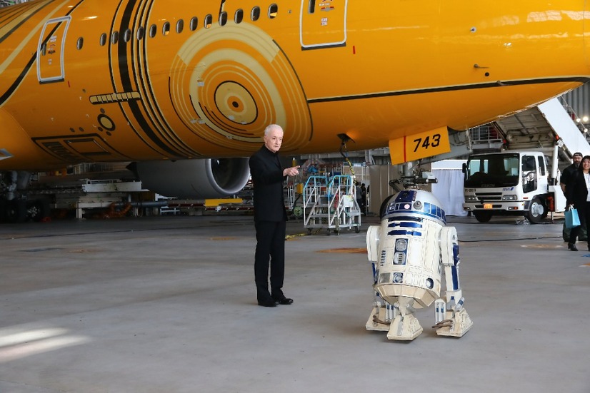 ANA、特別塗装機「C-3PO ANA JET」公開！アンソニー・ダニエルズも登場