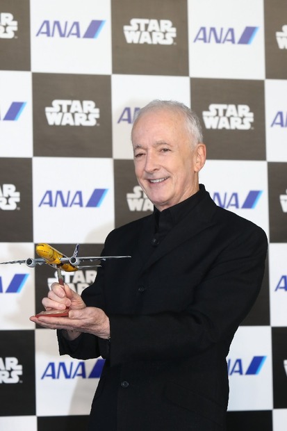 ANA、特別塗装機「C-3PO ANA JET」公開！アンソニー・ダニエルズも登場