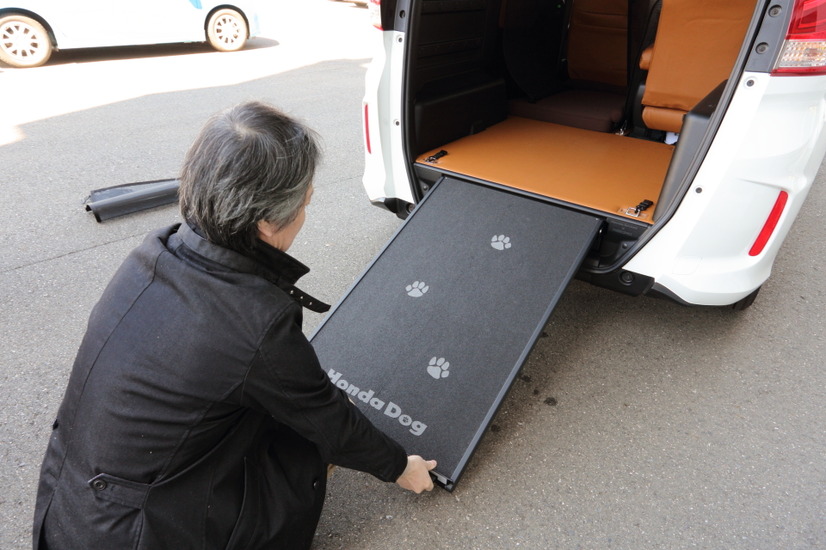 犬を楽に乗車させるため、大きな「ビルトインスロープ」をワンタッチで引き出せる設計にした