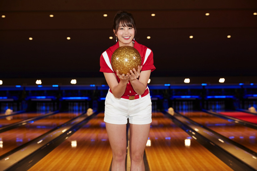 稲村亜美が、ボウリング始球式に初挑戦！